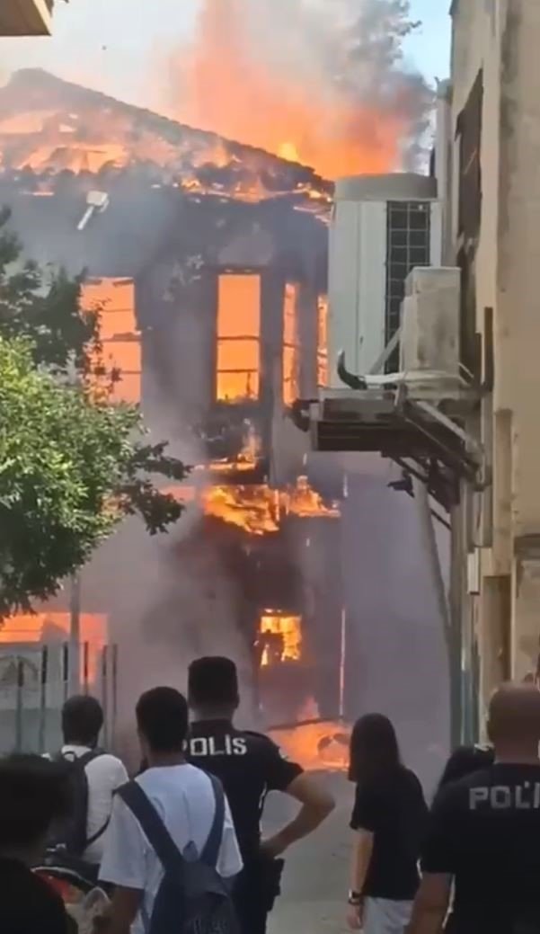 Tarihi Kaleiçinde Alev Topuna Dönen Ev Diğer Binalara Sıçradı Mahalle Sakinlerinin Yüreği Ağzına Geldi