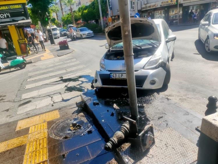 Kırmızı Işık İhlali Yapan Sürücü Otomobiliyle Kaldırıma Çıktı