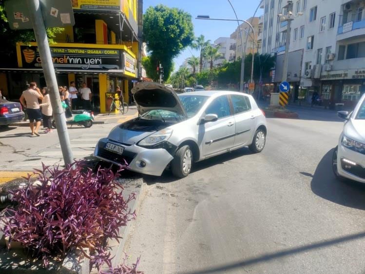 Kırmızı Işık İhlali Yapan Sürücü Otomobiliyle Kaldırıma Çıktı