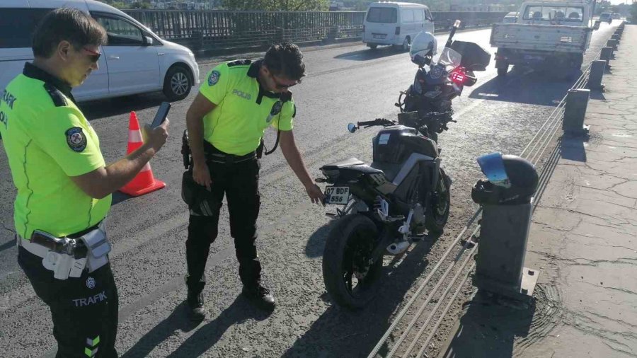 Kamyonete Arkadan Çarpan Motosiklet Sürücüsüne Katlanır Plaka Cezası