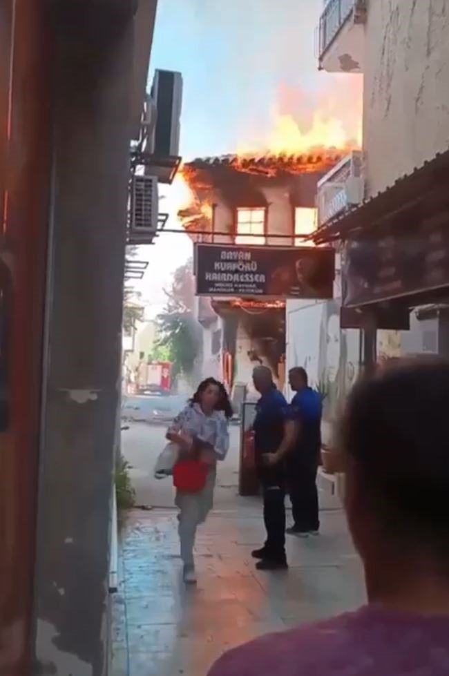 Tarihi Kaleiçinde Alev Topuna Dönen Ev Diğer Binalara Sıçradı Mahalle Sakinlerinin Yüreği Ağzına Geldi