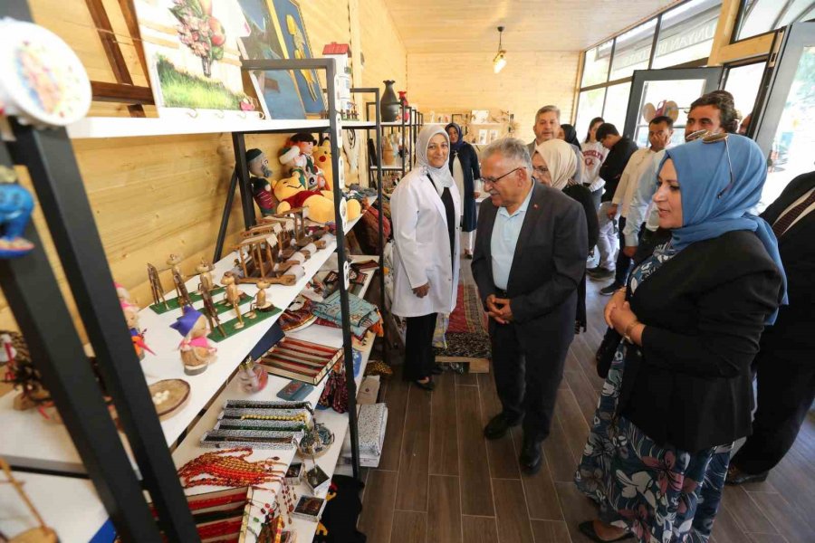 Başkan Büyükkılıç, Kadınların Ürettiği Gilaburulu Yaş Pastayı Kesti