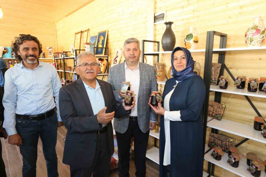 Başkan Büyükkılıç, Kadınların Ürettiği Gilaburulu Yaş Pastayı Kesti