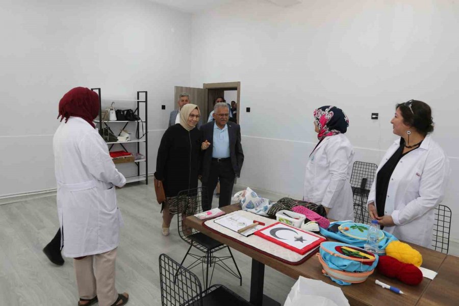 Başkan Büyükkılıç, Kadınların Ürettiği Gilaburulu Yaş Pastayı Kesti