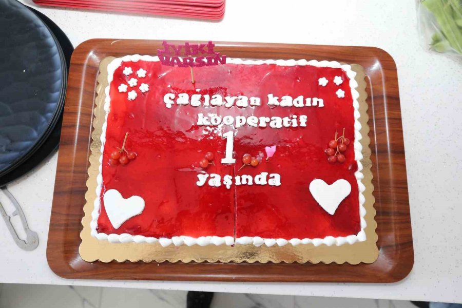 Başkan Büyükkılıç, Kadınların Ürettiği Gilaburulu Yaş Pastayı Kesti