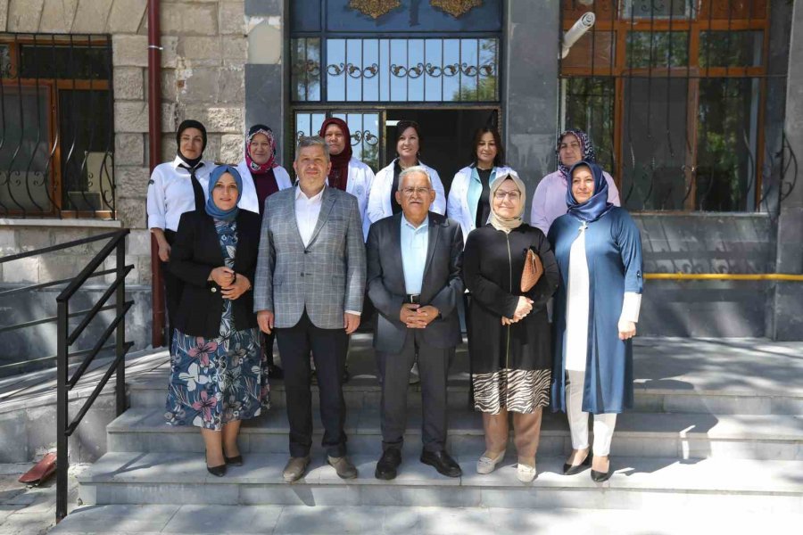 Başkan Büyükkılıç, Kadınların Ürettiği Gilaburulu Yaş Pastayı Kesti