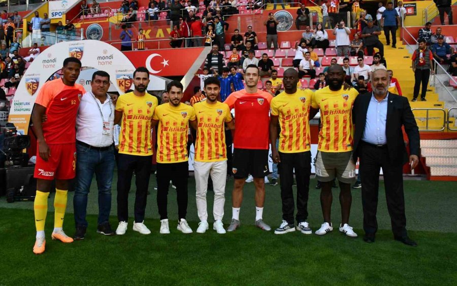 Kayserispor’un Yeni Transferleri Taraftara Tanıtıldı