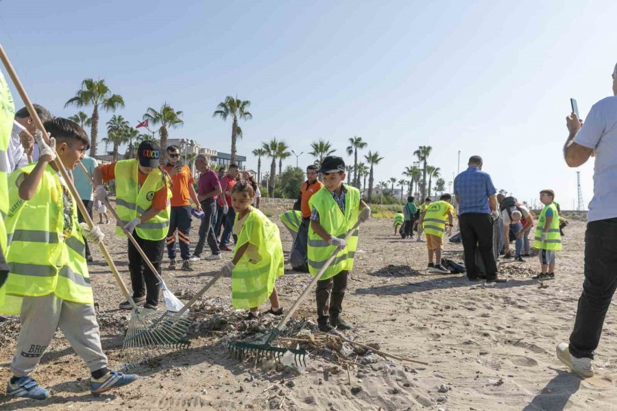 Mersin’de Karaduvar Sahilinde Temizlik Çalışması Yapıldı