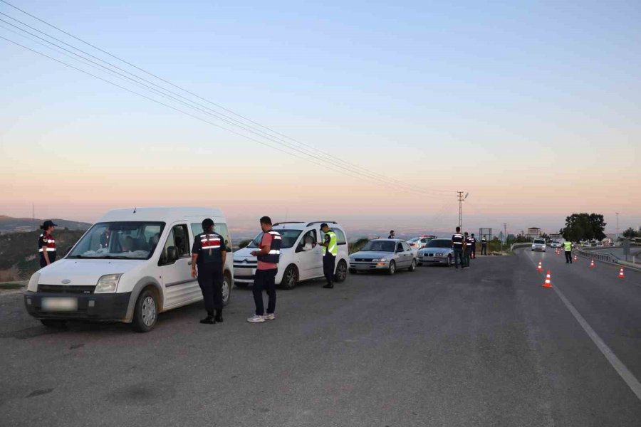 Mersin’de Jandarma Ekiplerinden Dron Destekli Yol Uygulaması Yapıldı