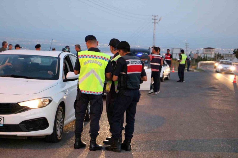 Mersin’de Jandarma Ekiplerinden Dron Destekli Yol Uygulaması Yapıldı