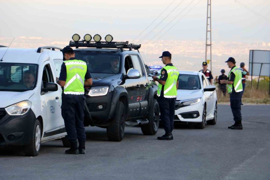 Mersin’de Jandarma Ekiplerinden Dron Destekli Yol Uygulaması Yapıldı