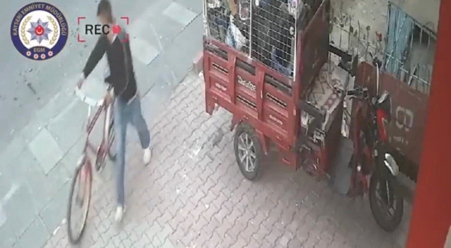 Hırsızlar Önce Kameraya, Sonra Polise Yakalandı
