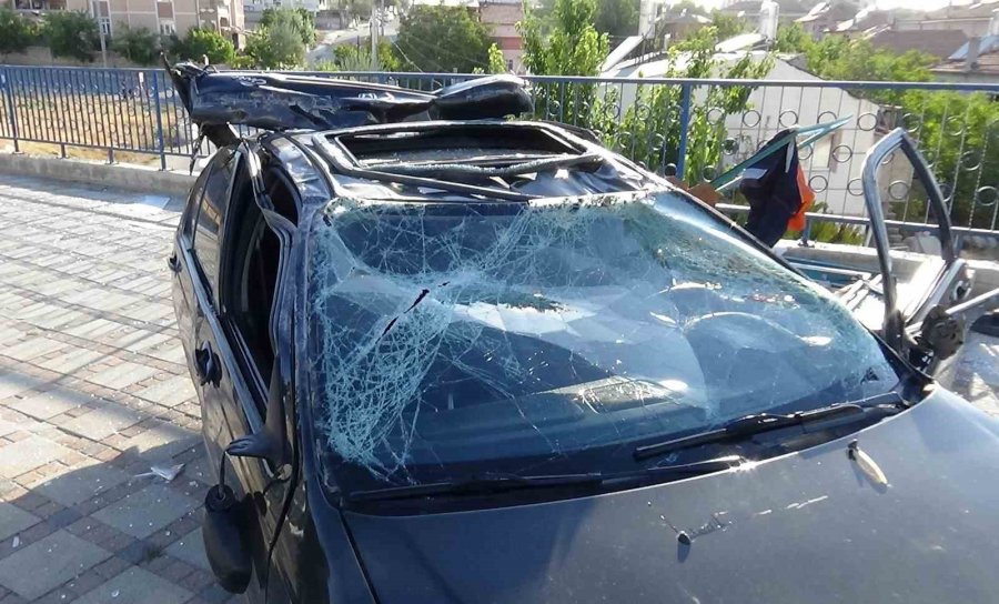 Karaman’da Faciadan Dönüldü: Otomobil, Otobüs Durağına Çarparak Takla Attı