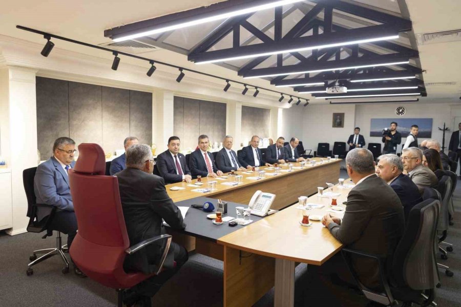 Başkan Büyükkılıç, Osbük Başkanı Kütükcü Ve Sanayicileri Ağırladı