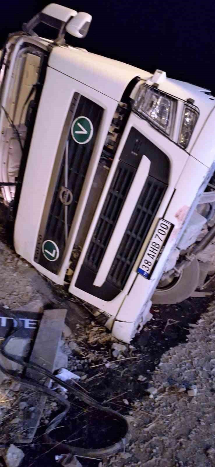 Büyükbaş Hayvan Taşıyan Tır Şarampole Devrildi