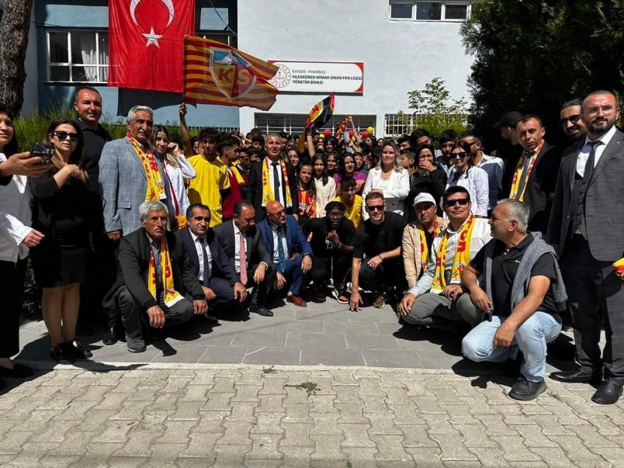 Kayserisporlu Futbolcular Öğrencilerle Buluşup Halay Çekti