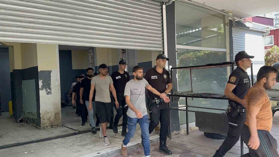 Avrupa’ya Kaçmaya Hazırlanan 31 Kaçak Göçmen Tek Odada Yakalandı