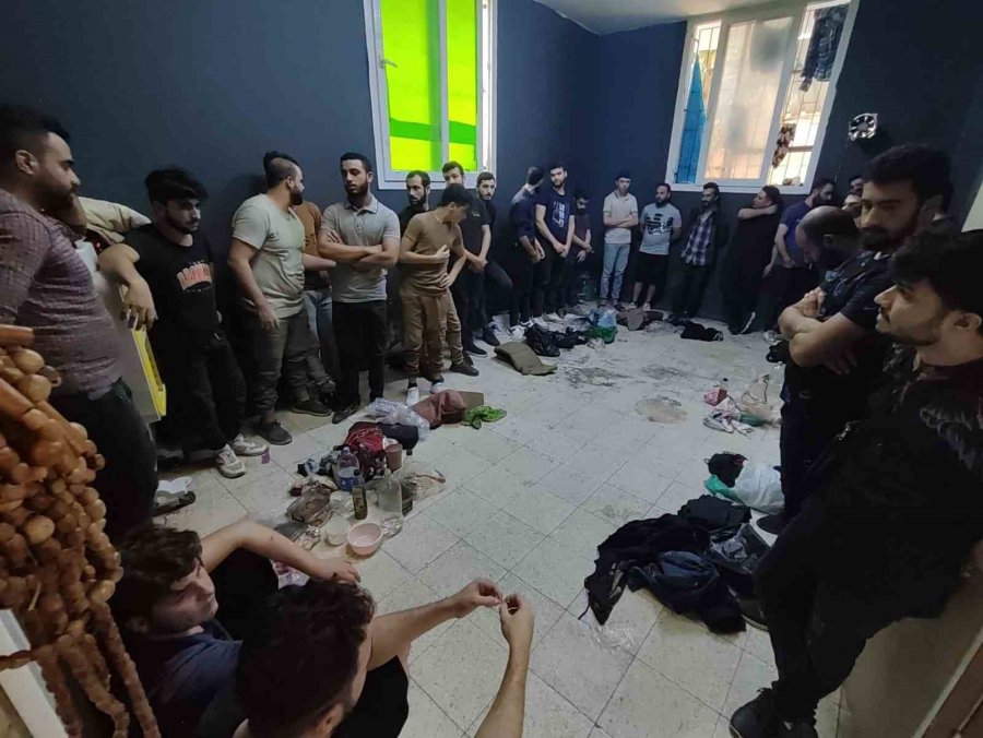 Avrupa’ya Kaçmaya Hazırlanan 31 Kaçak Göçmen Tek Odada Yakalandı
