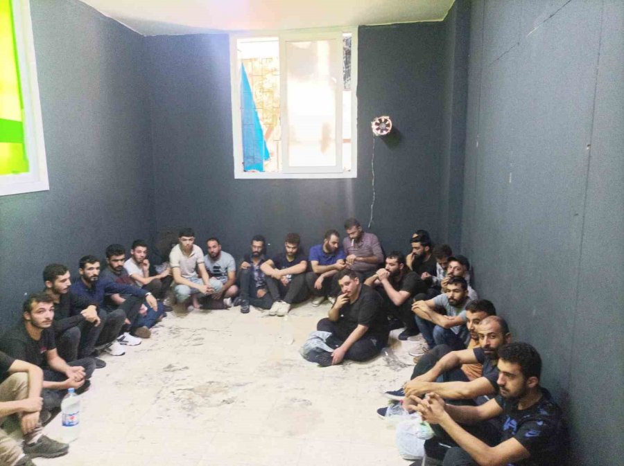 Avrupa’ya Kaçmaya Hazırlanan 31 Kaçak Göçmen Tek Odada Yakalandı