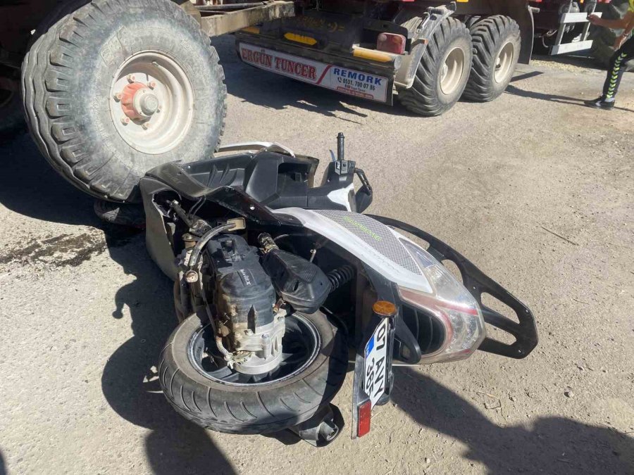 Motosikletli Genç Römorkun Altında Kalarak Yaşamını Yitirdi