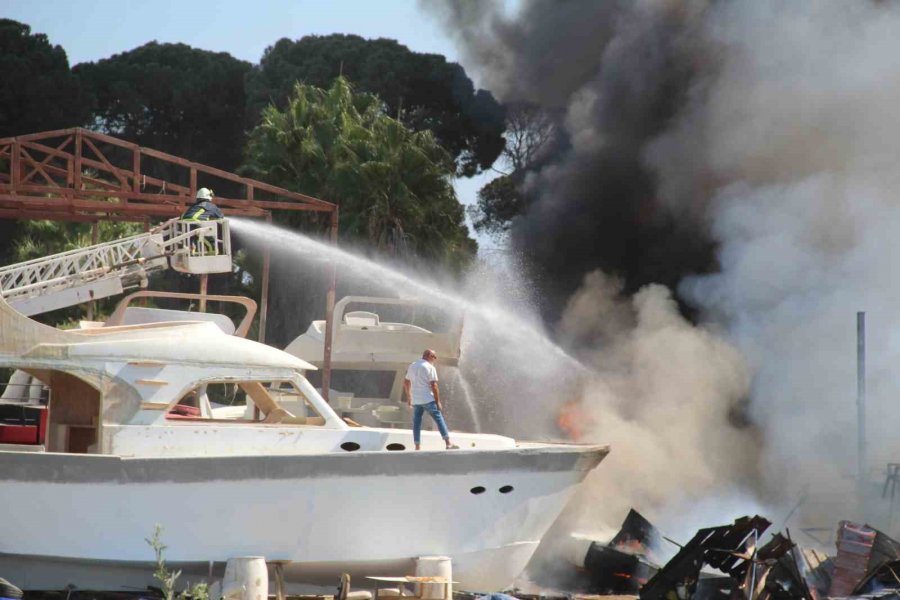 Tersanedeki Tekneler Alev Alev Yandı, Ormana Sıçrayan Yangın Söndürüldü