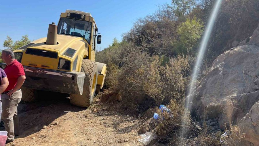 Kullandığı Silindirin Altında Kalan Sürücü Hayatını Kaybetti