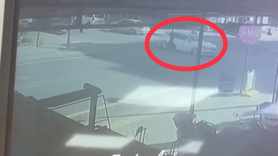 Aynı Yerde Kaza Anları Kamerada: "dur" Tabelasına Uyulmayınca Sürekli Kaza Oluyor