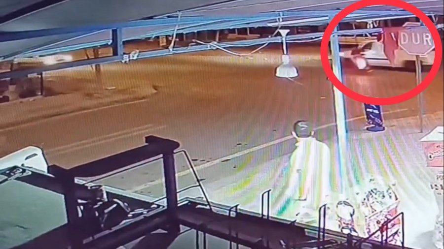 Aynı Yerde Kaza Anları Kamerada: "dur" Tabelasına Uyulmayınca Sürekli Kaza Oluyor