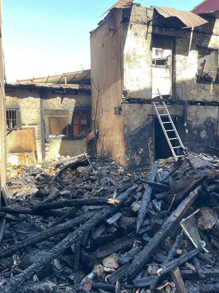 Mersin’de Bir Evde Çıkan Yangın 6 Eve Daha Sıçradı