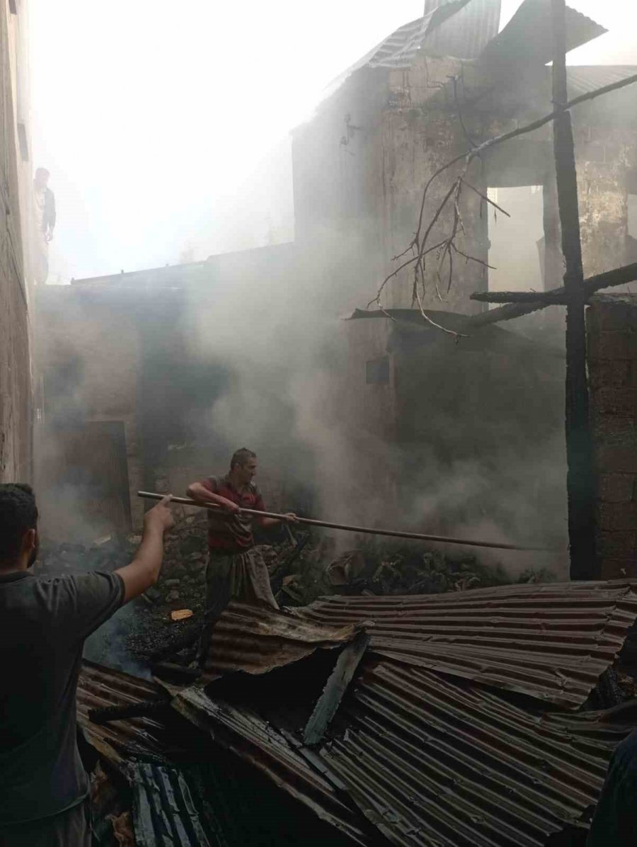 Mersin’de Bir Evde Çıkan Yangın 6 Eve Daha Sıçradı