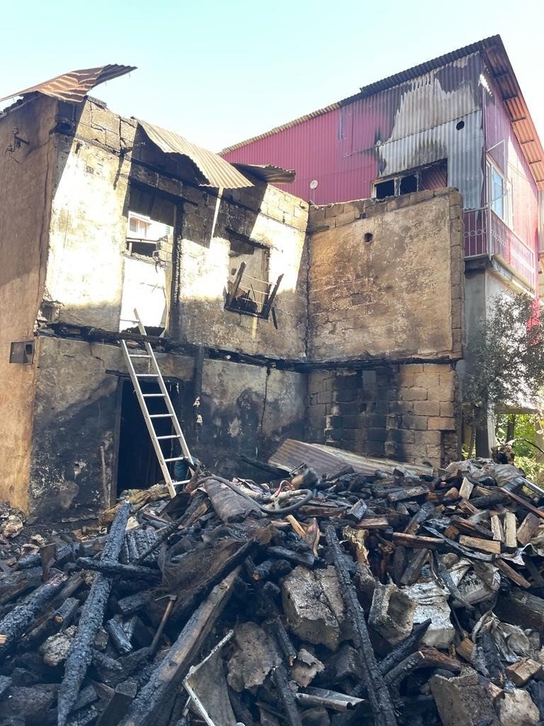 Mersin’de Bir Evde Çıkan Yangın 6 Eve Daha Sıçradı
