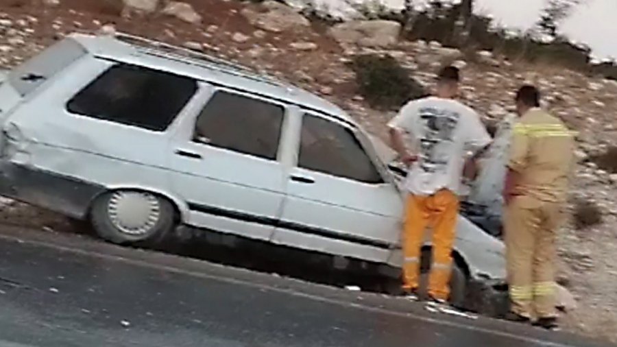 Savrulan Otomobil Kayaya Çarptı: 2 Yaralı
