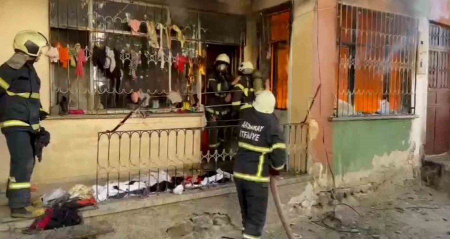 Yangında Dolaba Saklanan 4 Yaşındaki Kız Çocuğu Can Verdi