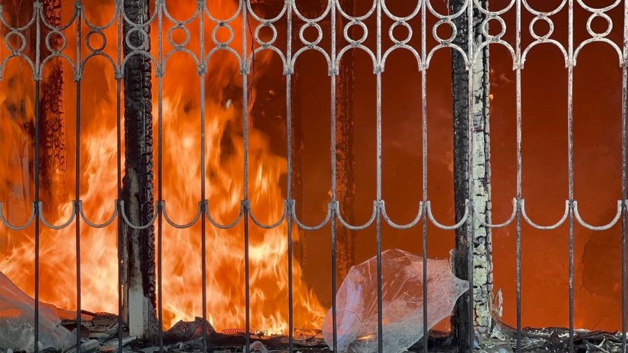 Yangında Dolaba Saklanan 4 Yaşındaki Kız Çocuğu Can Verdi