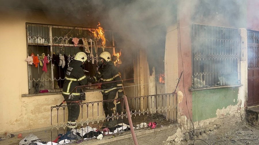 Yangında Dolaba Saklanan 4 Yaşındaki Kız Çocuğu Can Verdi