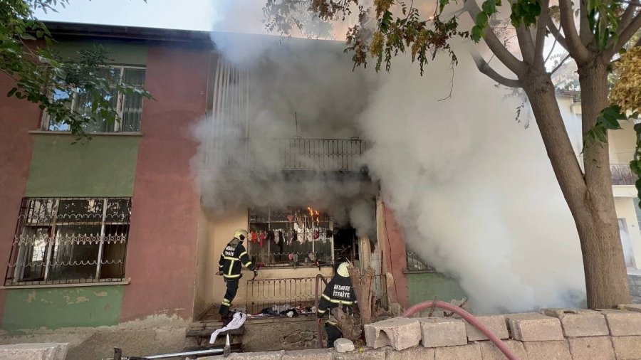 Yangında Dolaba Saklanan 4 Yaşındaki Kız Çocuğu Can Verdi