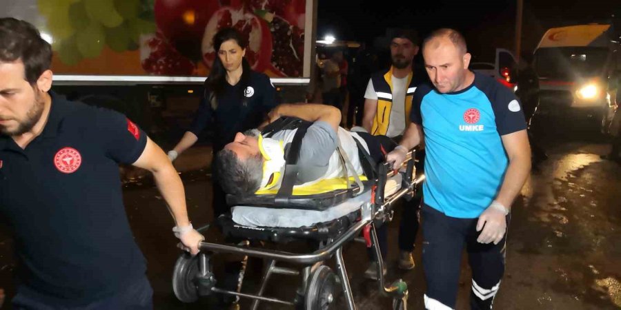 Alkollü Sürücünün Kullandığı Araç Ters Şeride Girip Tıra Çarptı: 2 Yaralı