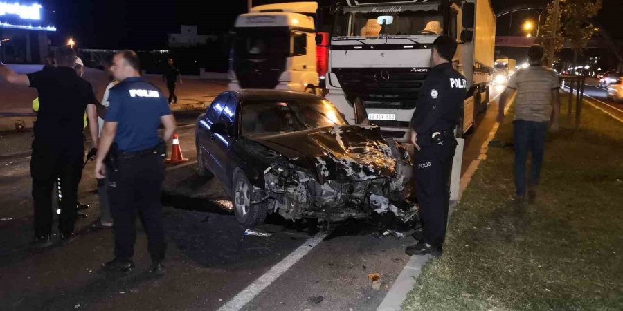 Alkollü Sürücünün Kullandığı Araç Ters Şeride Girip Tıra Çarptı: 2 Yaralı