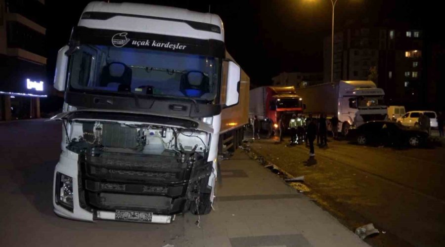 Alkollü Sürücünün Kullandığı Araç Ters Şeride Girip Tıra Çarptı: 2 Yaralı