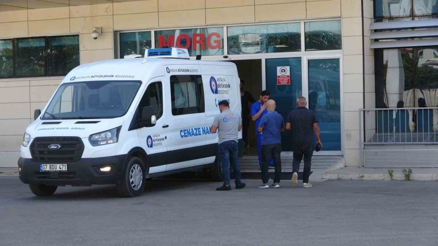 Antalya’da Otomobiller Kafa Kafaya Çarpıştı: 1 Ölü, 1 Yaralı