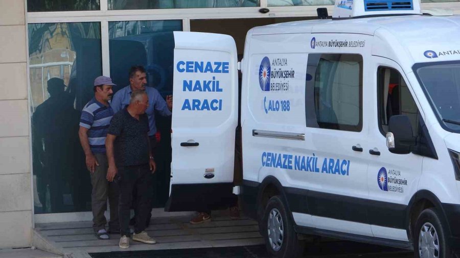 Antalya’da Otomobiller Kafa Kafaya Çarpıştı: 1 Ölü, 1 Yaralı