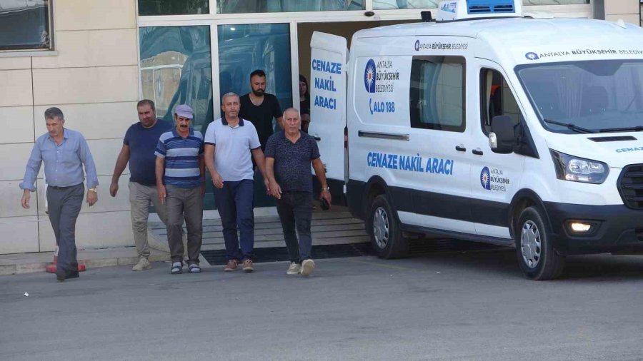 Antalya’da Otomobiller Kafa Kafaya Çarpıştı: 1 Ölü, 1 Yaralı