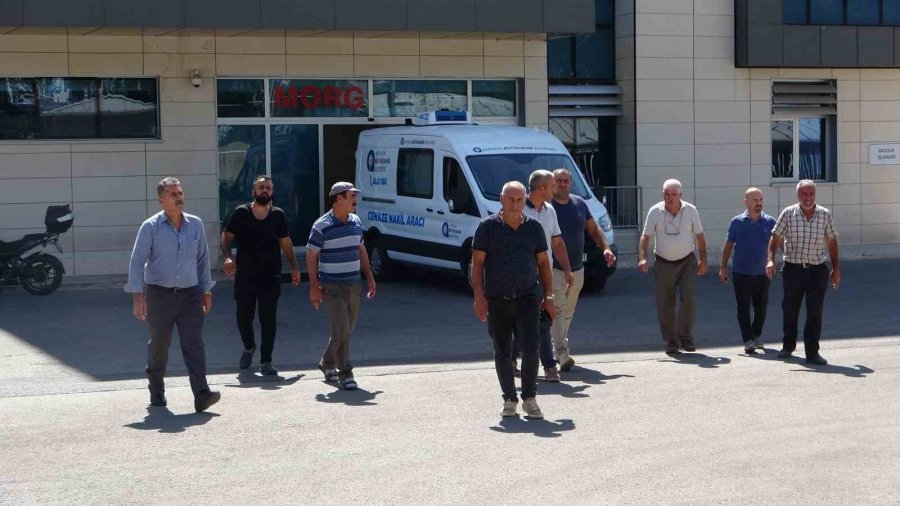 Antalya’da Otomobiller Kafa Kafaya Çarpıştı: 1 Ölü, 1 Yaralı