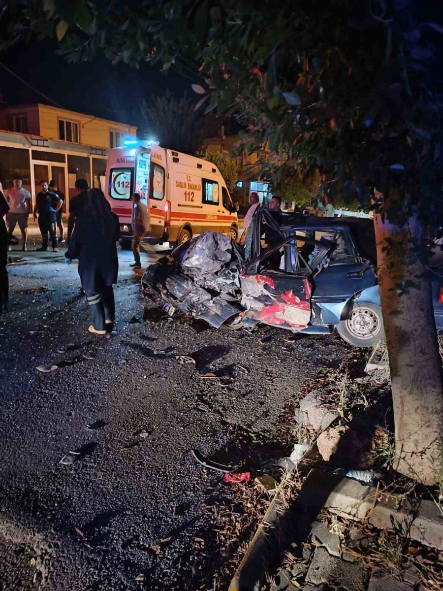 Antalya’da Otomobiller Kafa Kafaya Çarpıştı: 1 Ölü, 1 Yaralı