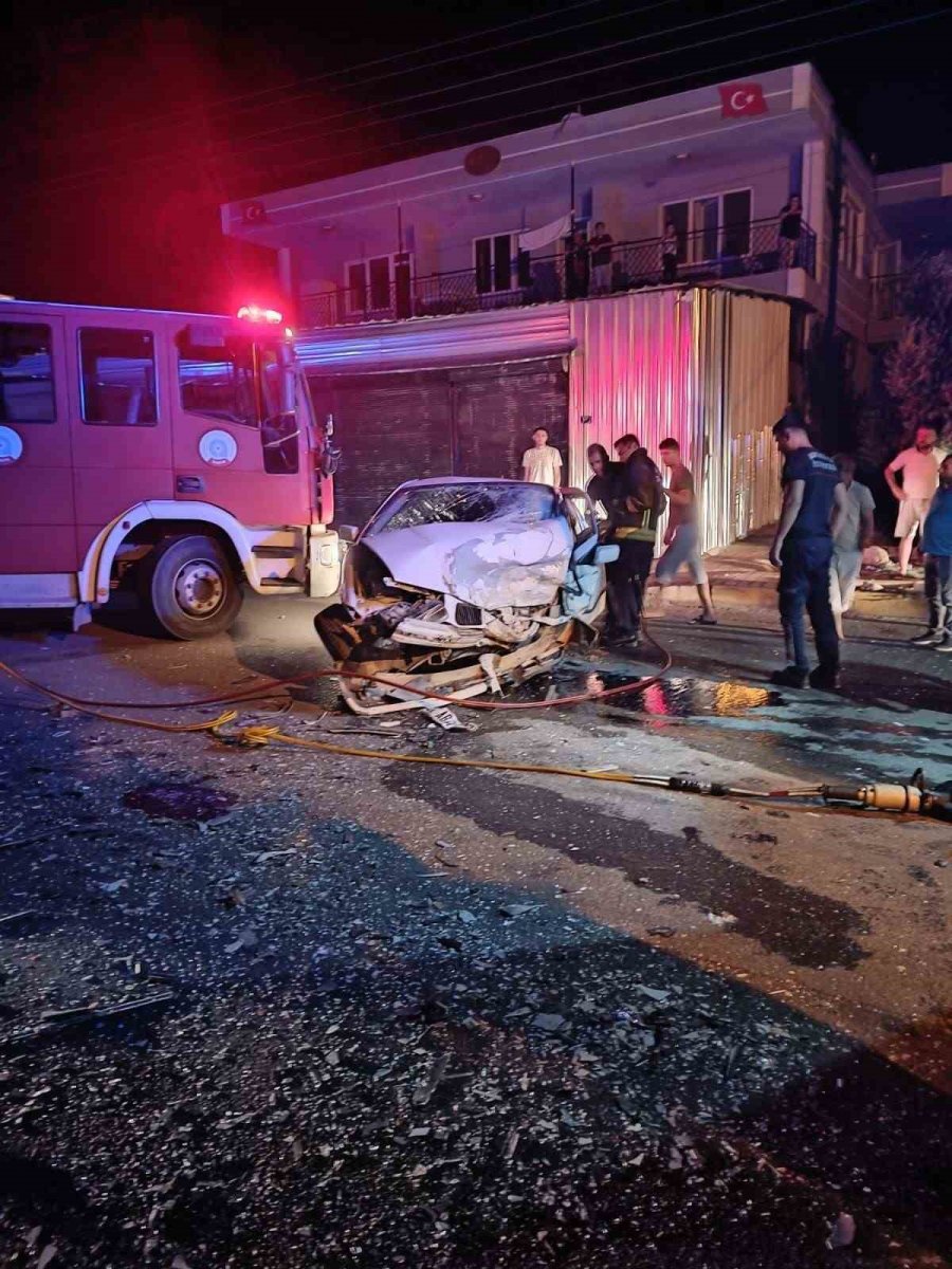 Antalya’da Otomobiller Kafa Kafaya Çarpıştı: 1 Ölü, 1 Yaralı