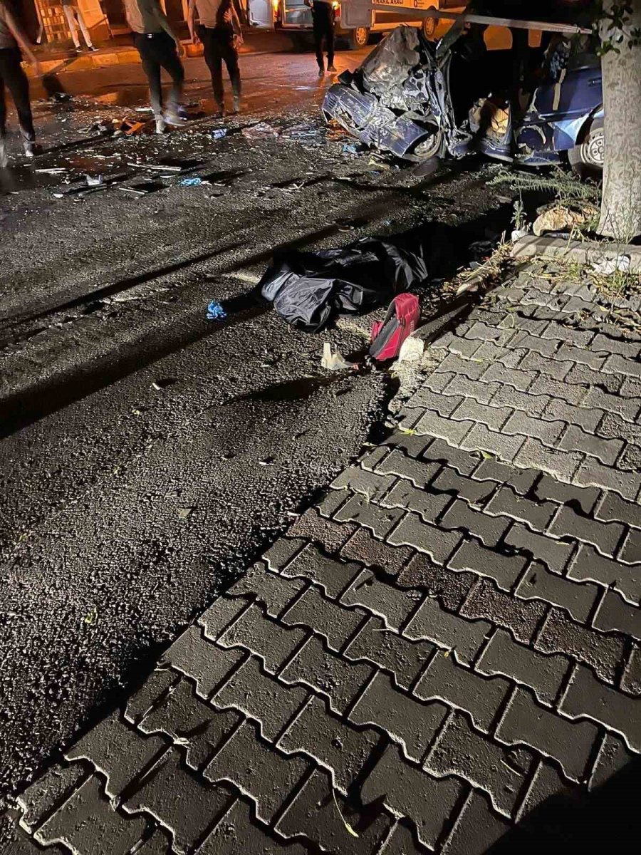 Antalya’da Otomobiller Kafa Kafaya Çarpıştı: 1 Ölü, 1 Yaralı