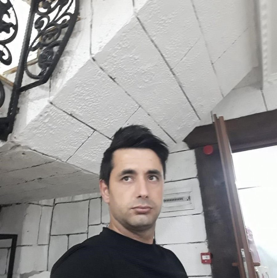 Antalya’da Otomobiller Kafa Kafaya Çarpıştı: 1 Ölü, 1 Yaralı