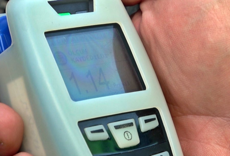 Alkollü Aday Sürücü Ortalığı Birbirine Kattı, Kaldırıma Çarpınca Yakalandı