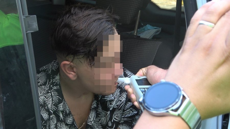Alkollü Aday Sürücü Ortalığı Birbirine Kattı, Kaldırıma Çarpınca Yakalandı