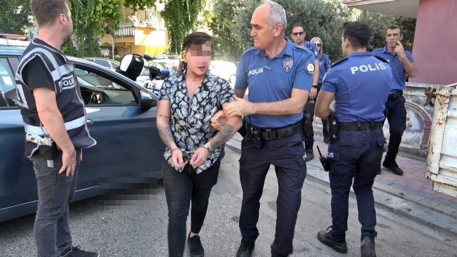 Alkollü Aday Sürücü Ortalığı Birbirine Kattı, Kaldırıma Çarpınca Yakalandı